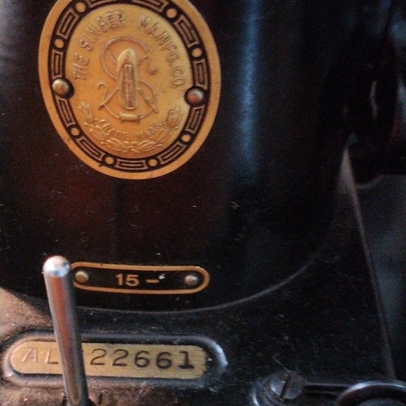 Antique sewing machine - Picture 2 of 3